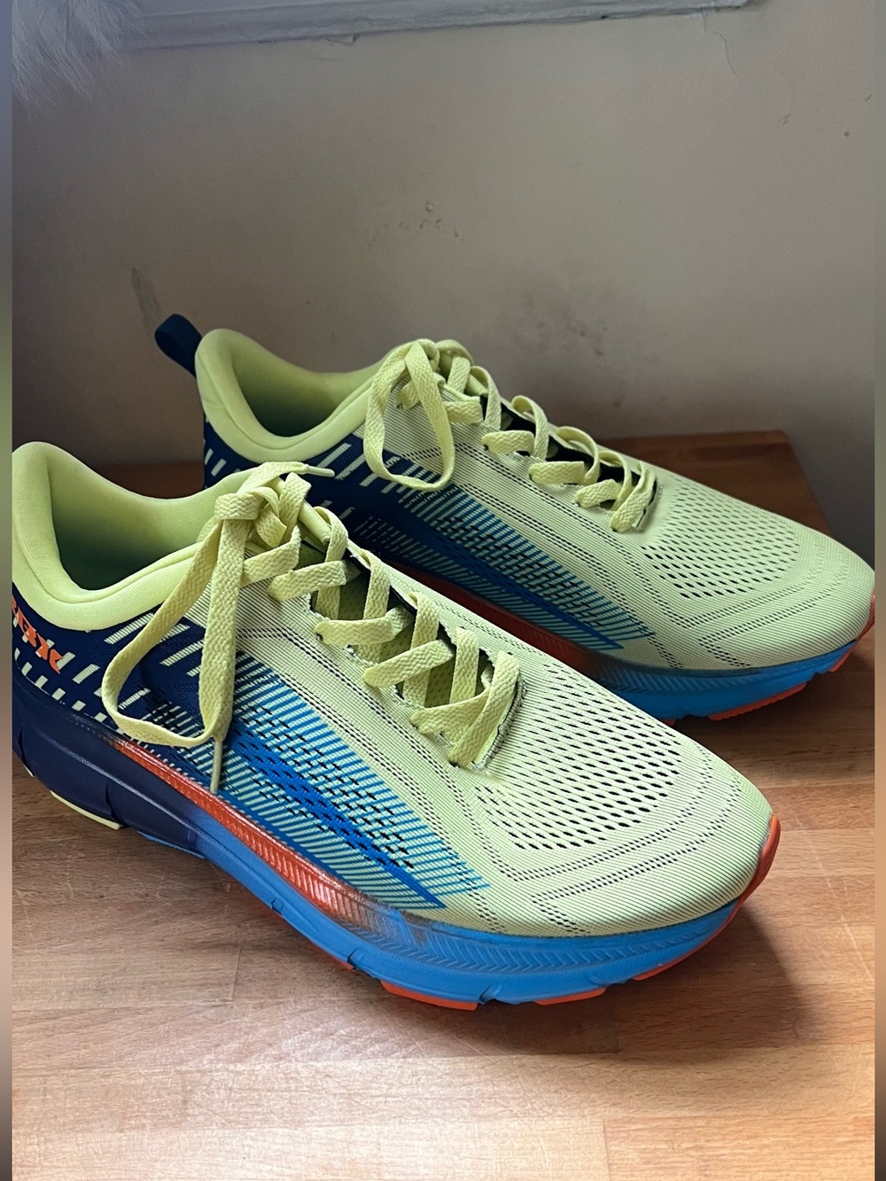 RBX Active Men’s 10.5 Neon Running Shoes Yellow Blue Athletic Sneakers Light